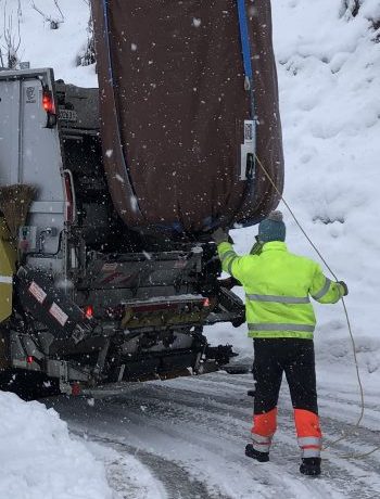 Kappaletavaranosturi on hyvä apu mm. Molok-jäteastioiden tyhjennyksessä