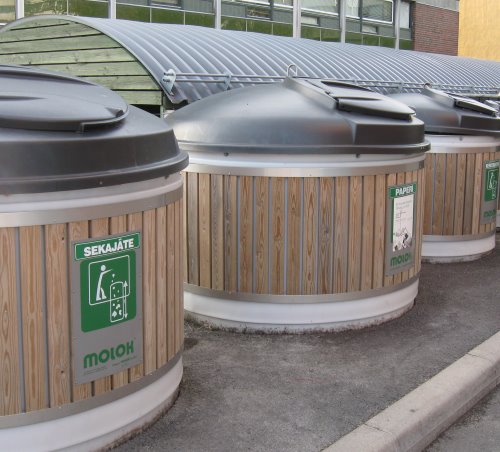 Molokit rivissä taloyhtiön pihalla