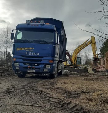 Purkutyöt käynnissä. Kaivinkone jauhaa ja auto kuskaa!