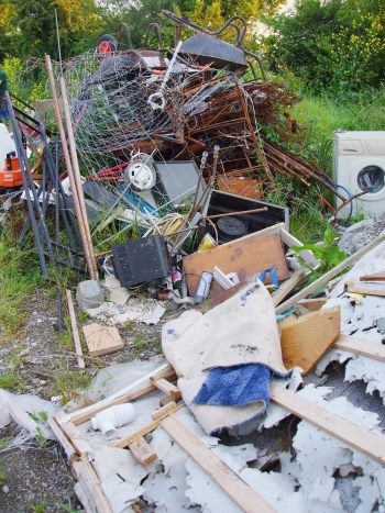 Älä päästä pihaasi tähän kuntoon. Tilaa roskalava ajoissa