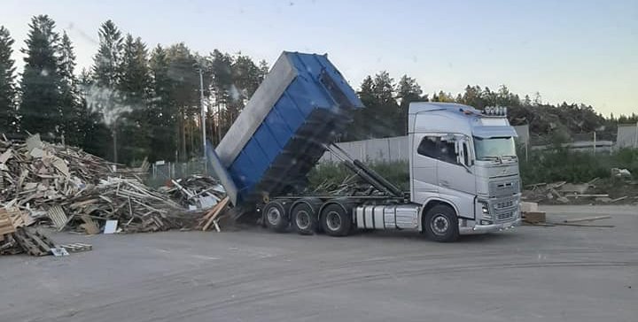 Vuokrausajan jälkeen vaihtolava tyhjennetään ja sisältö kierrätetään